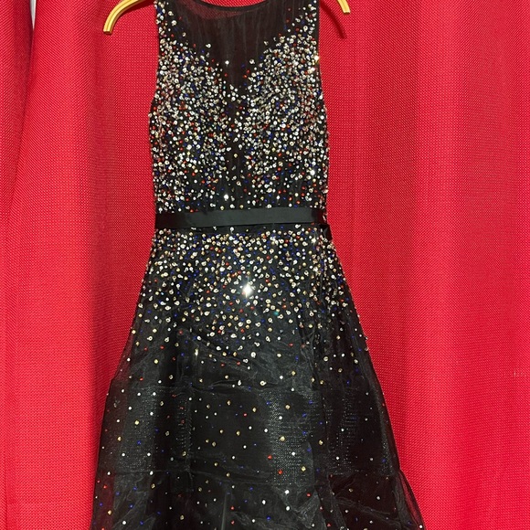 black backless prom dress - Picture 4 of 7
